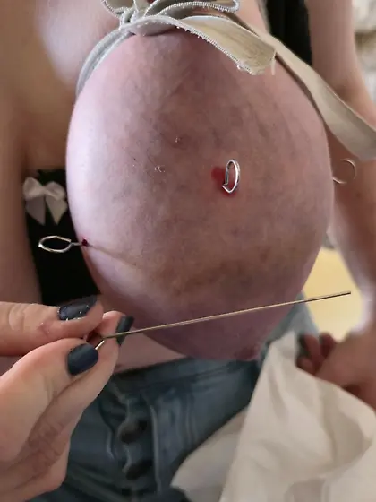 Spieße in den brüsten :)