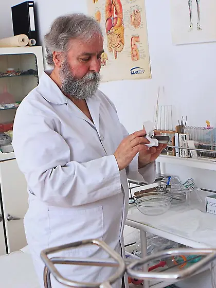 Girl in daisy dukes is here to get fingered by her kinky doctor