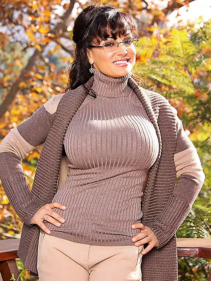 Curvy MILF in glasses celebrates warm fall day by posing naked o