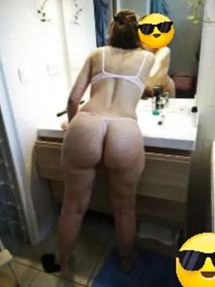 Spy pics--butt ropers applying fake up