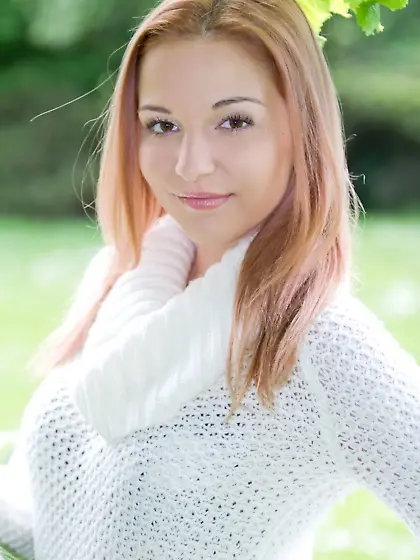 Cute young babe posing nude in the field and showing her shaved