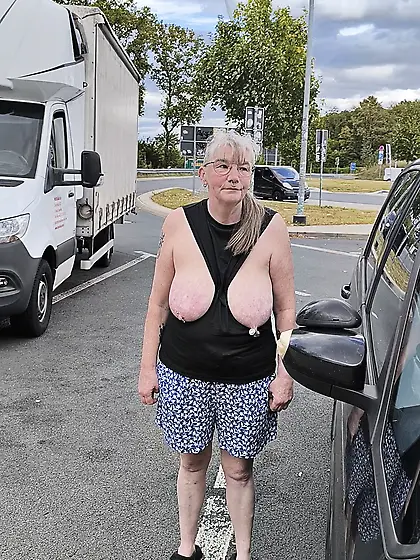 Titten zeigen auf dem Rastplatz