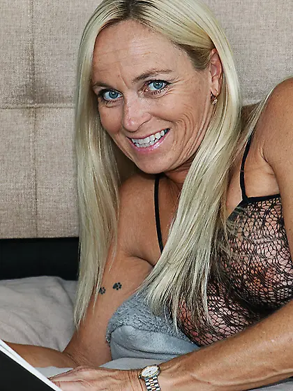 Blue eyed sensation is showing her cock riding skills too