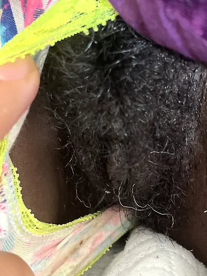 Hairy NYC black pussy.  Comment her name