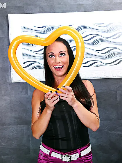 Brunette chick sucking dick