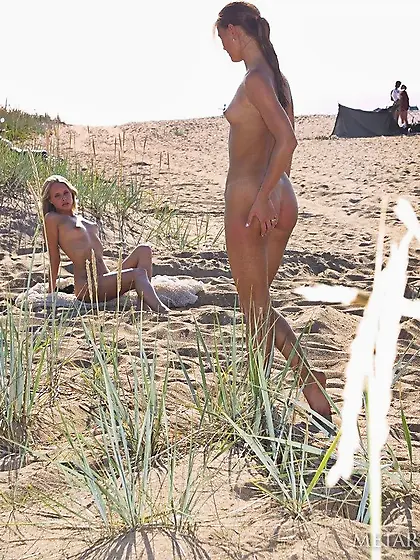Sublime hotties with tight bodies are ready to pose in the sand