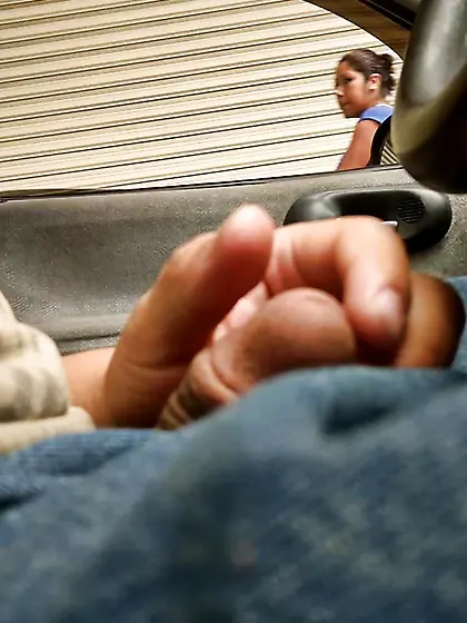 Displaying,  exhibicionismo,  mostrando el pene en la calle