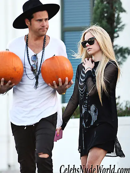 Avril Lavigne Boob Slip While Out Shopping Pumpkins (UPDATE)