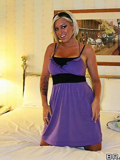 Memphis Monroe looks positively '00s while posing naked