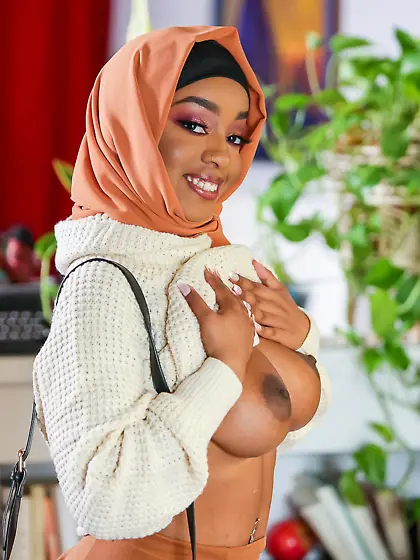 Bosomed arab MILF Lily Starfire gets her cocoa pussy fingered be