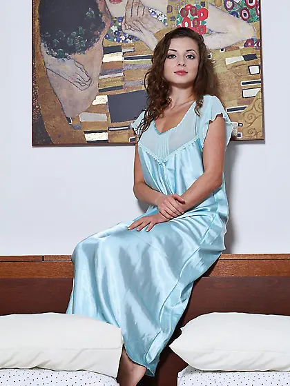 Teen brunette with beautiful eyes Alyssa A removes her dress in