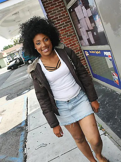 Black beauty Daiquiri Divine is sucking the dick in glory hole a