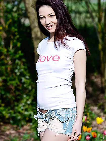 Mesmerizing brunette Jessica Malone seductively poses naked unde