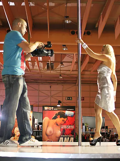 Amateur pole dancer Daria Glower gets filmed while dancing and s