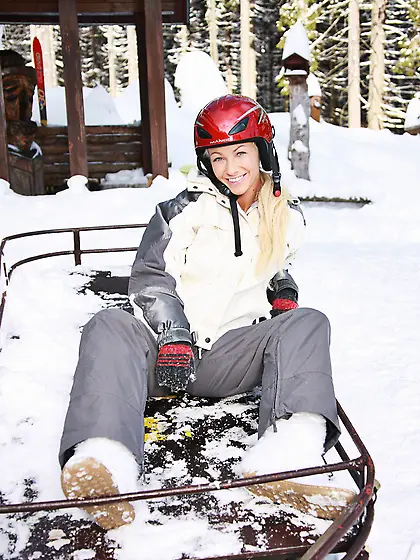 Sporty blonde Tea Jul drills her pussy with pink dildo outdoor a