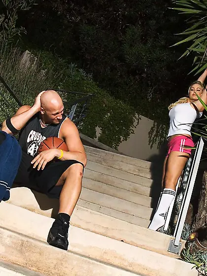 Well-endowed blonde hotcha Abbey Brooks takes it up her neat pus