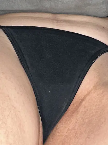 Playing with my sexy wife’s well used pussy