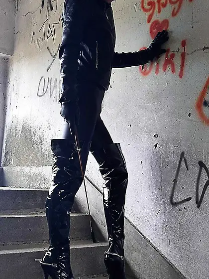 Domina Milli waithing ponyboy slave!!!