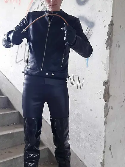 Domina Milli waithing ponyboy slave!!!