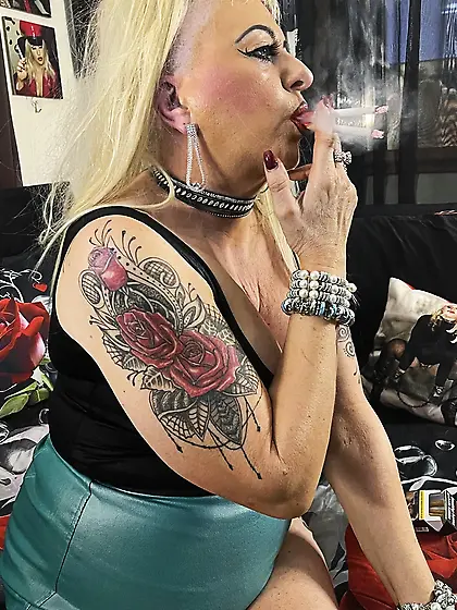 AUNTIE SHIRLEY SMOKING DIRTY