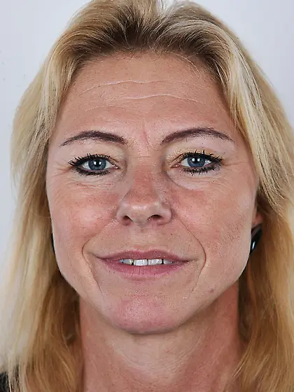 MILF makes a hot porn show of her plump body with tan lines on b