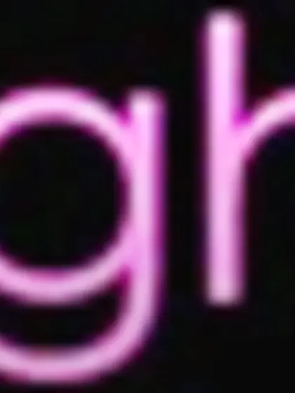 Exquisite brunette wearing pearly