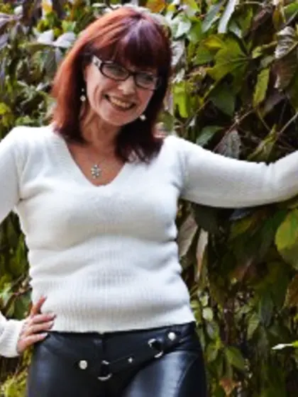 Brunette irina perform close