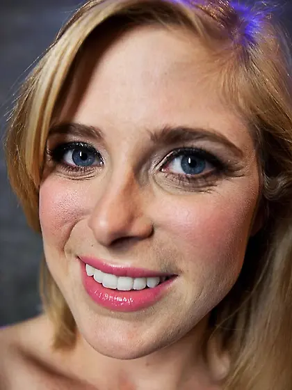 Blondes fair skin turns