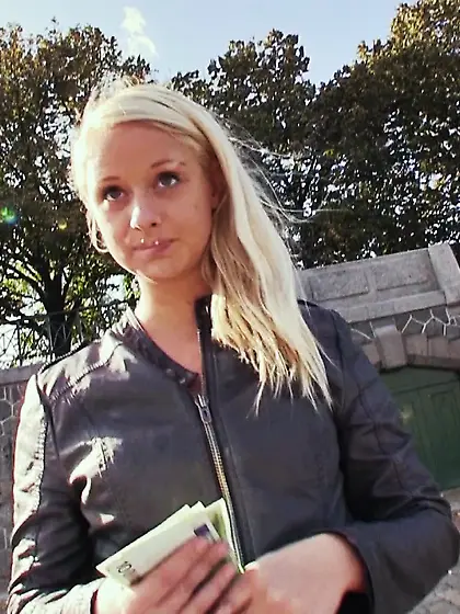 This drop-dead-gorgeous blonde amateur teen is picked up and scr