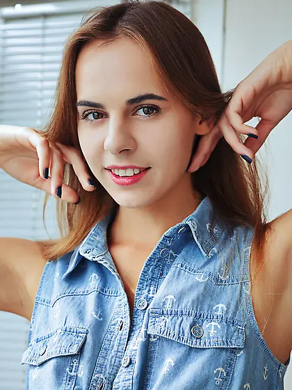 Gorgeous chick shows sweet