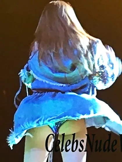 Selena Gomez Shows Her Ass In Concert