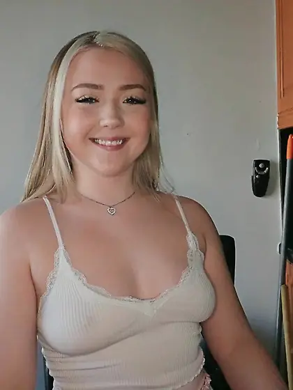 Eva Nyx gets her perfectly shaved pussy drilled after giving hea