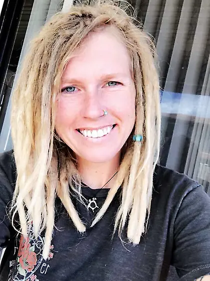 Bisexual Brittney shows her tits for GGW