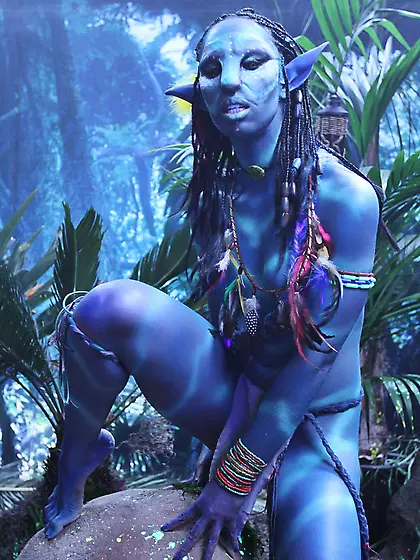Sexy girl Misty Stone as Neytiri spreads her legs and shows her
