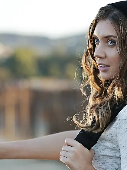 Horny guy picked up a cute babe and gave her a good fuck under a