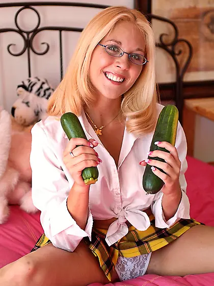 Violet FTV strips her clothes off on the bed and pumps her cunt