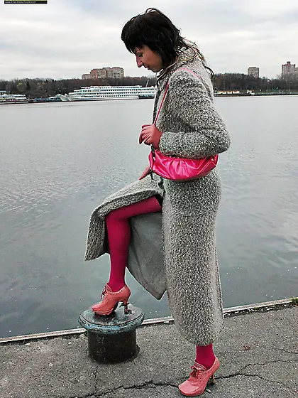 MILF outdoor pissing on pier