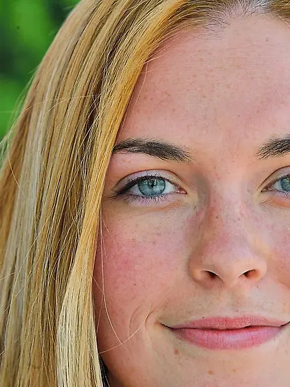 Blue-eyed babe with a hot bod decides to masturbate in a parking