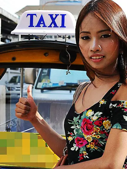 Beauteous Thai babe with big black eyes bares her buttocks to be