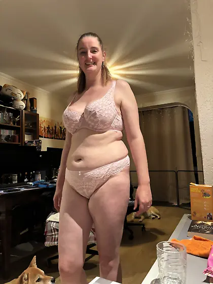 Dutch slutwife Nicole loves showing off