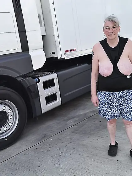 Titten zeigen auf dem Rastplatz