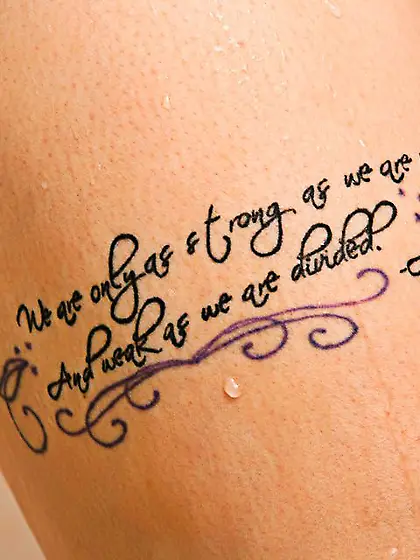 Kinky tattoed hottie Ela Darling gets horny and inspects her hun