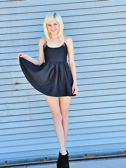 Chloe Foster takes off her clothes outside and bangs her slit wi