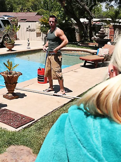 Rylie Richman takes her clothes off outdoors and rides a throbbi