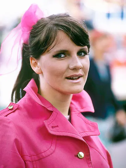 Teenager loves shaking boobs