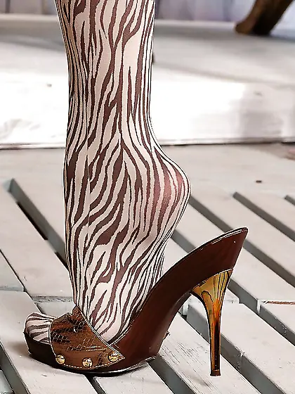 Dirty hot legs and feet lesbians