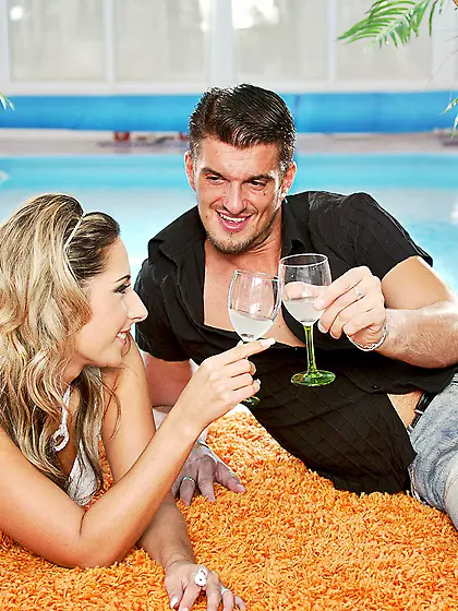 Dirty blonde Daria Glower with stunning boobies and smooth pussy