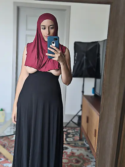 Cleavage, Nip slip and down blouse