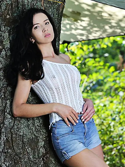 Latina explorer shows her wet pussy in the middle of nowhere Vid