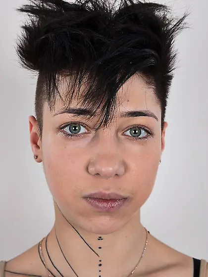 Hungarian diva Yulia Bright looks like a boy with her new haircu